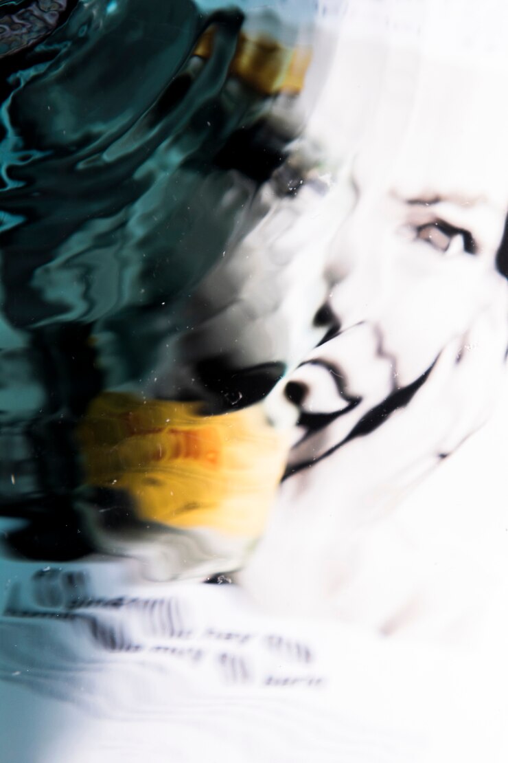 Foto gratuito cara abstracta de una mujer en olas de agua