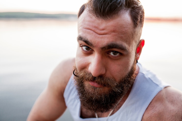 Foto gratuito cara de barba hombre barba joven playa