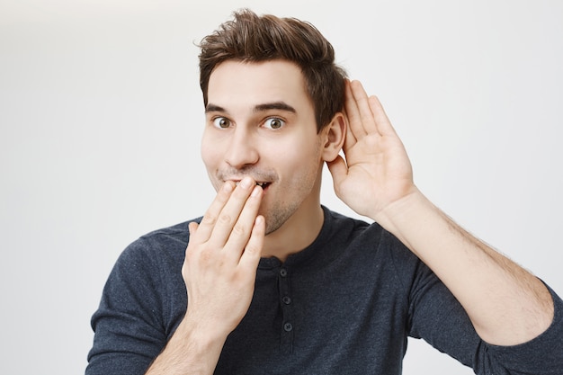 Cara de chico emocionado descubrió chismes interesantes, escuchando a escondidas