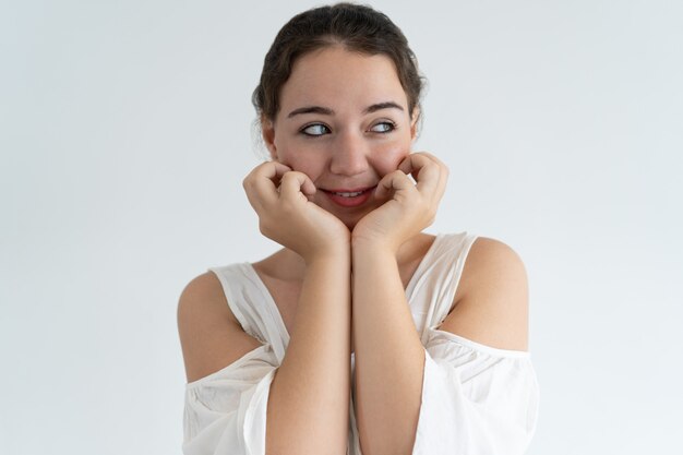 Cara conmovedora sonriente de la mujer encantadora