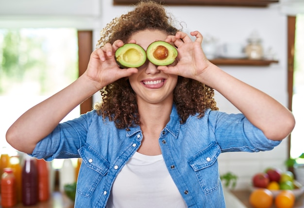 Cara divertida con ojos de aguacate