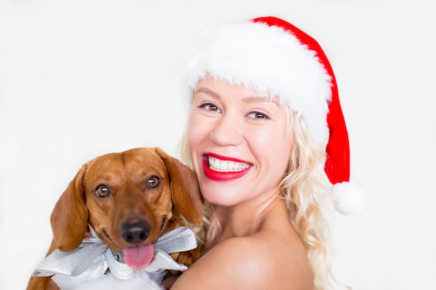 Cara feliz de mujer joven con perro dachshund