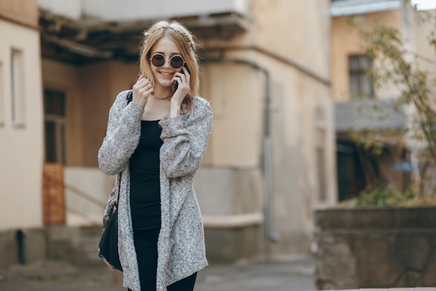 cara gris modelo de glamour al aire libre