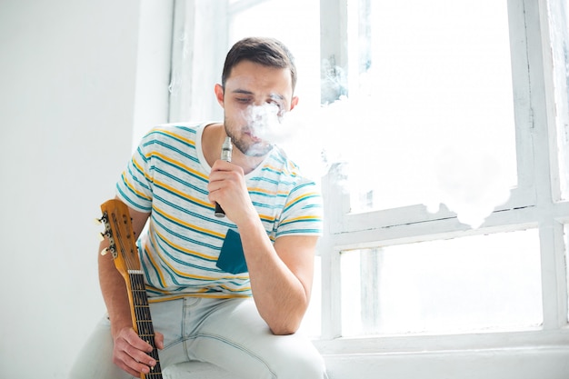 La cara del joven vaping