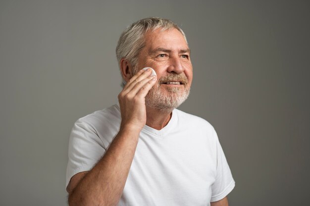 Foto gratuita cara de limpieza de hombre de tiro medio