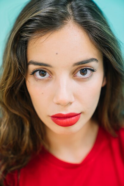 Cara de mujer con estilo en primer plano