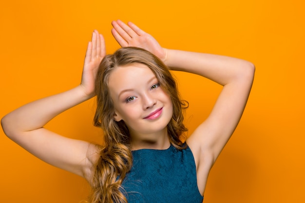 La cara de niña adolescente feliz juguetona