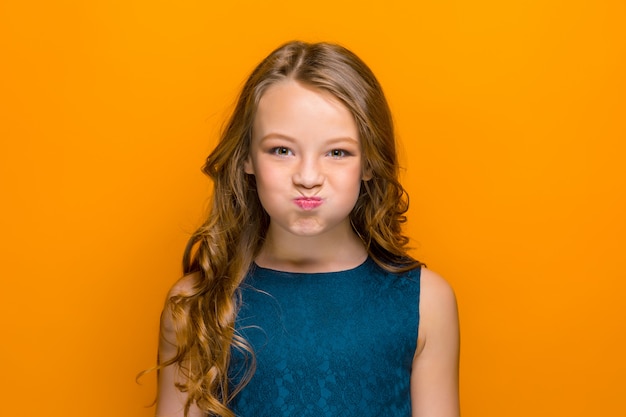 La cara de niña adolescente feliz juguetona