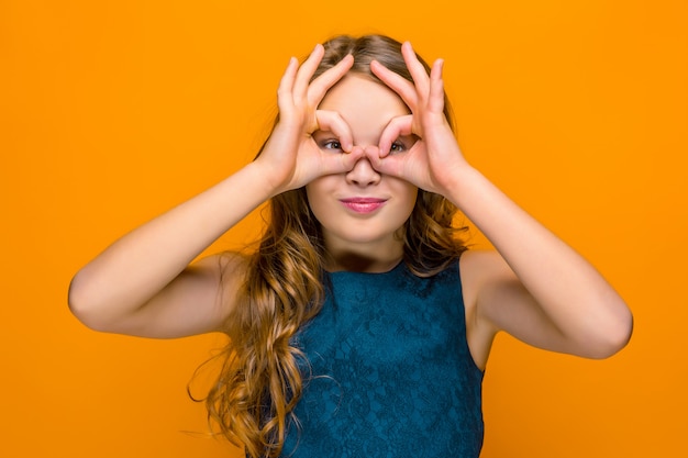 La cara de niña adolescente feliz juguetona