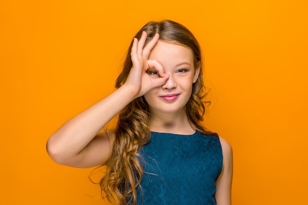 Foto gratuita cara de niña adolescente feliz juguetona