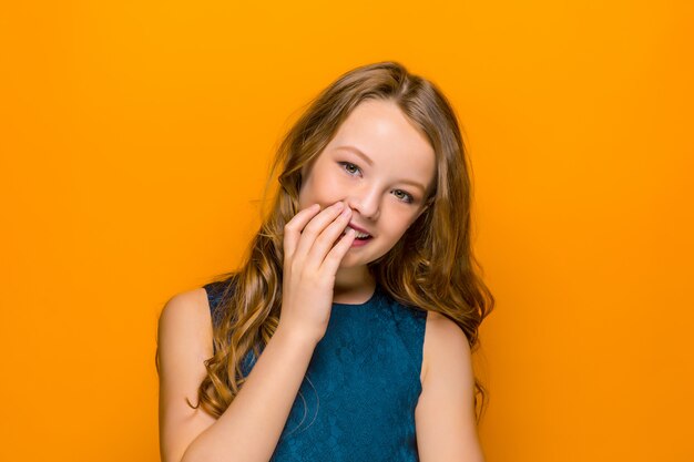 La cara de niña adolescente feliz juguetona