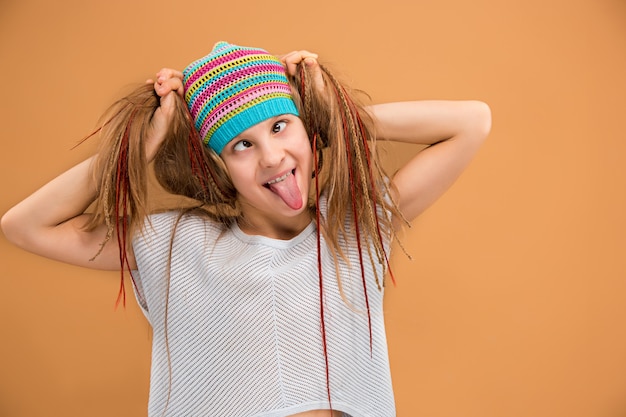 La cara de niña adolescente feliz juguetona