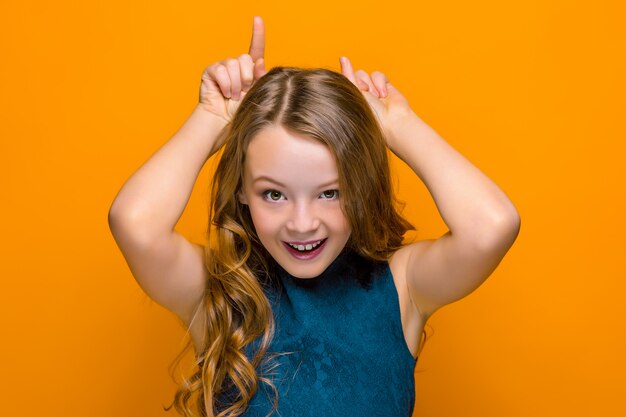 La cara de niña adolescente feliz juguetona