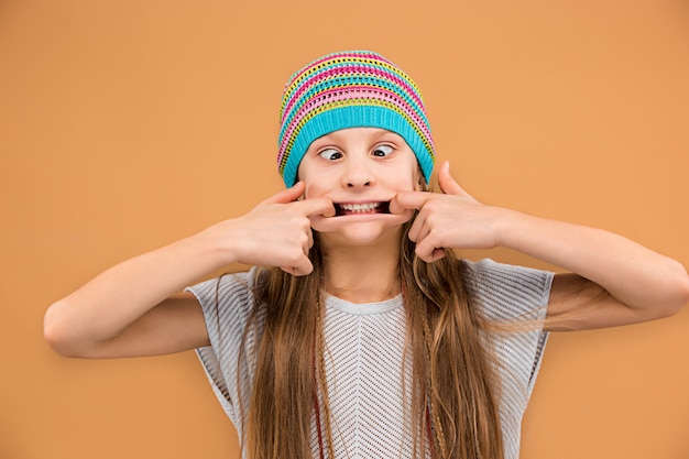 La cara de niña adolescente feliz juguetona