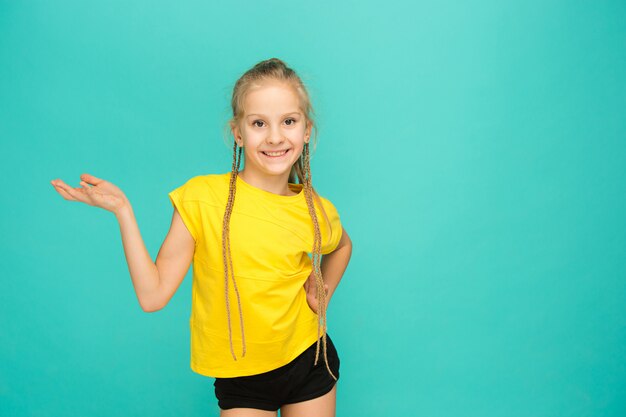 La cara de niña adolescente feliz juguetona