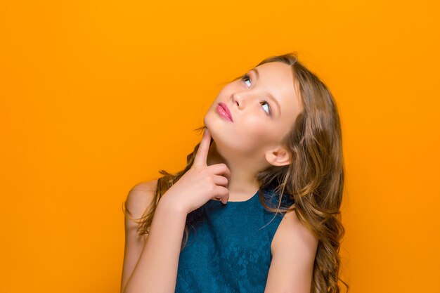 La cara de niña adolescente feliz