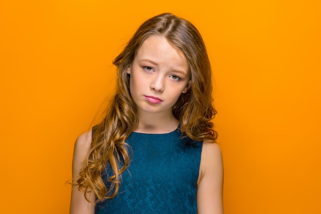 La cara de una niña adolescente triste