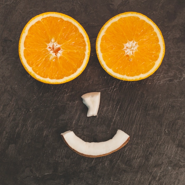 Foto gratuita cara sonriente con frutas