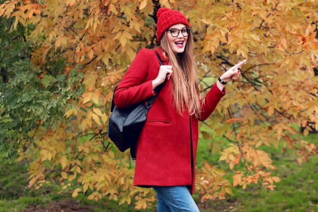 Cara sorprendida Parque de otoño Señora bastante joven caminando y disfrutando de la naturaleza.