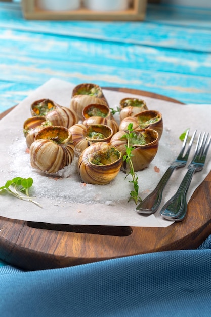 Caracoles al horno con mantequilla de ajo y hierbas frescas