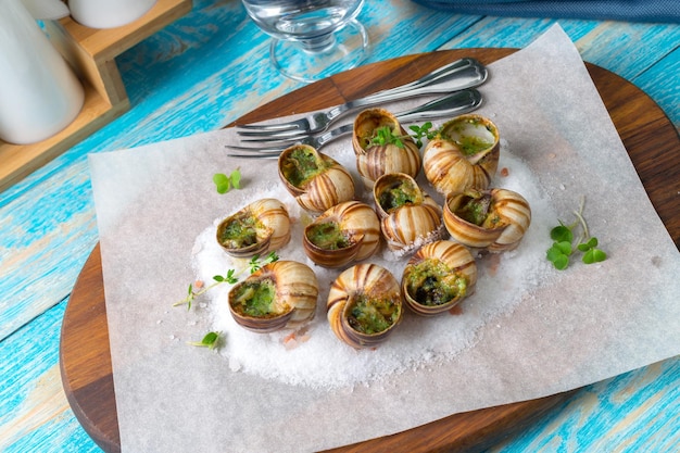 Caracoles al horno con mantequilla de ajo y hierbas frescas