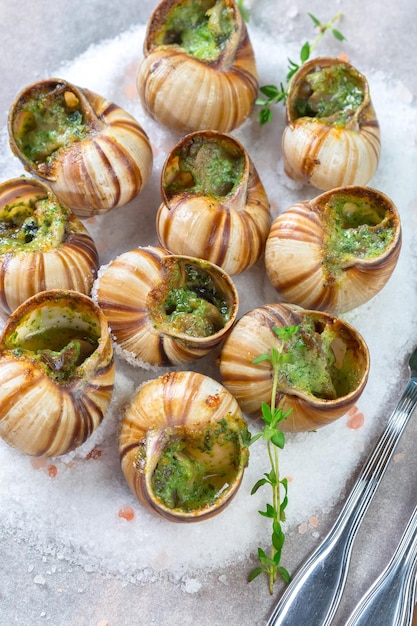 Foto gratuita caracoles al horno con mantequilla de ajo y hierbas frescas