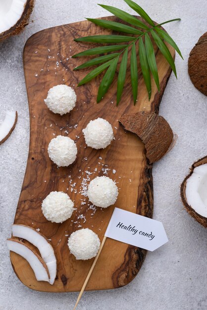 Caramelo de coco sin azúcar sobre tabla de madera