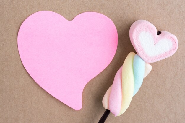 Caramelo corazón de San Valentín con nota en blanco