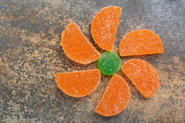 Caramelo dulce de gelatina de colores sobre fondo de mármol