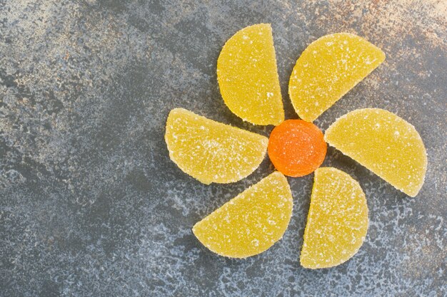 Caramelo dulce de gelatina de colores sobre fondo de mármol