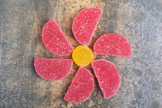 Caramelo dulce de gelatina de colores sobre fondo de mármol