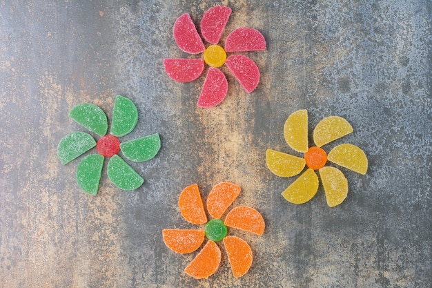 Foto gratuita caramelo dulce de gelatina de colores sobre fondo de mármol