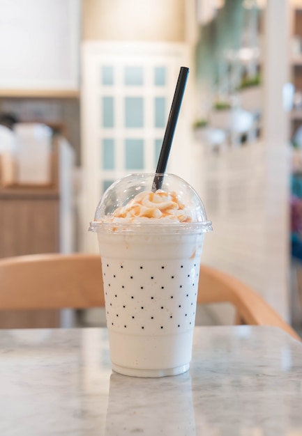 Caramelo milkshake en la mesa