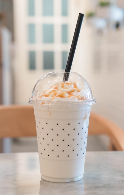 Caramelo milkshake en la mesa