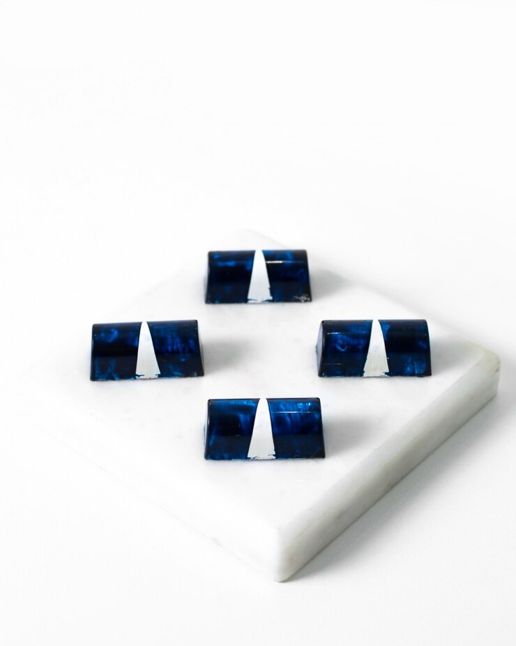 Foto gratuito caramelos art choco diseñados aislados coloreados en la superficie blanca