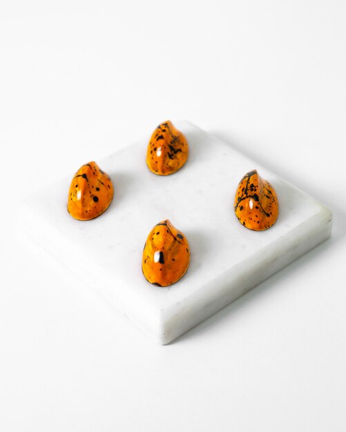 Caramelos Art Choco diseñados sabrosos colores en la superficie blanca