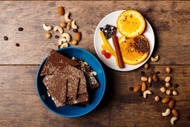 Caramelos de chocolate naranja canela y nueces sobre madera