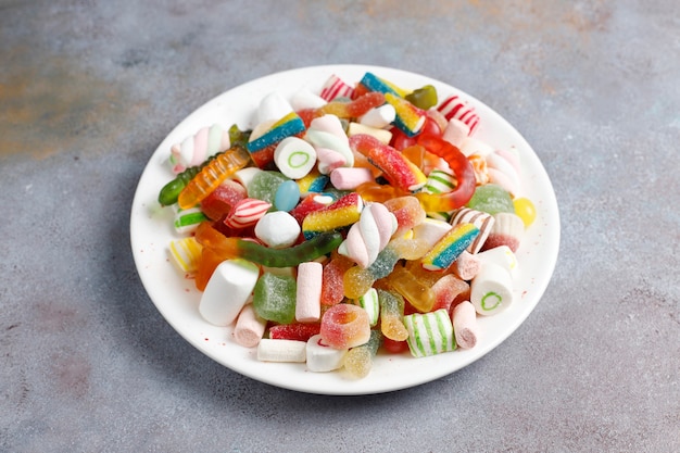 Caramelos de colores, gelatina y mermelada, dulces malsanos.