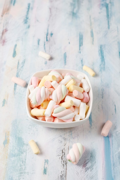 Caramelos de colores, gelatina y mermelada, dulces malsanos.