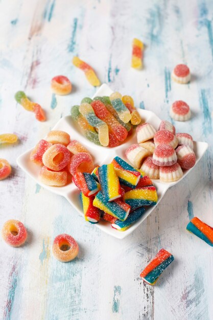 Caramelos de colores, gelatina y mermelada, dulces malsanos.