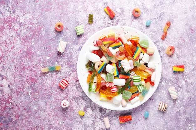 Foto gratuita caramelos de colores, gelatina y mermelada, dulces malsanos.