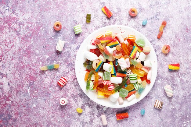 Caramelos de colores, gelatina y mermelada, dulces malsanos.