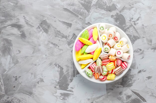 Caramelos de colores, gelatina y mermelada, dulces malsanos.