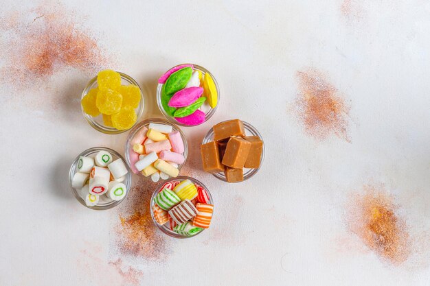 Caramelos de colores, gelatina y mermelada, dulces malsanos.