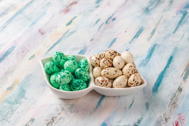 Caramelos de colores, gelatina y mermelada, dulces malsanos.