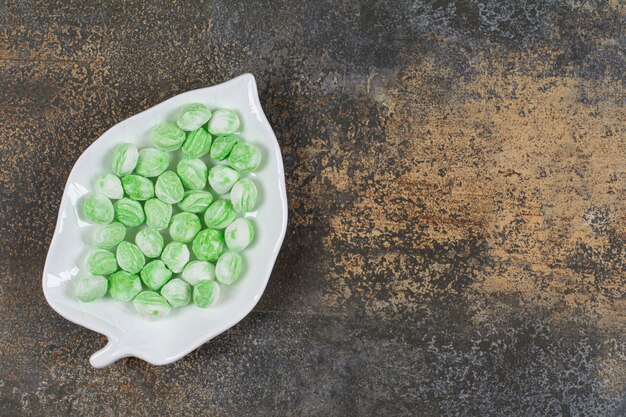 Caramelos de mentol verde en placa en forma de hoja.