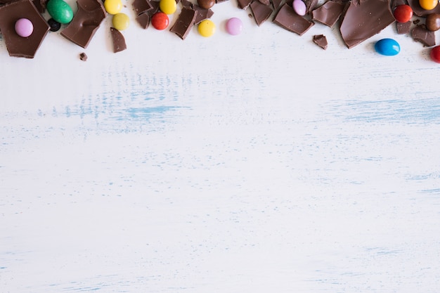 Foto gratuita caramelos y trozos de chocolate