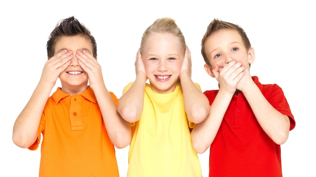 Foto gratuita caras divertidas de niños felices haciendo 