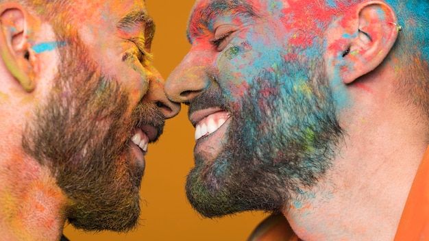 Caras inmundas de una pareja gay disfrutando mutuamente