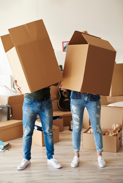 Foto gratuita caras de pareja detrás de cajas de cartón